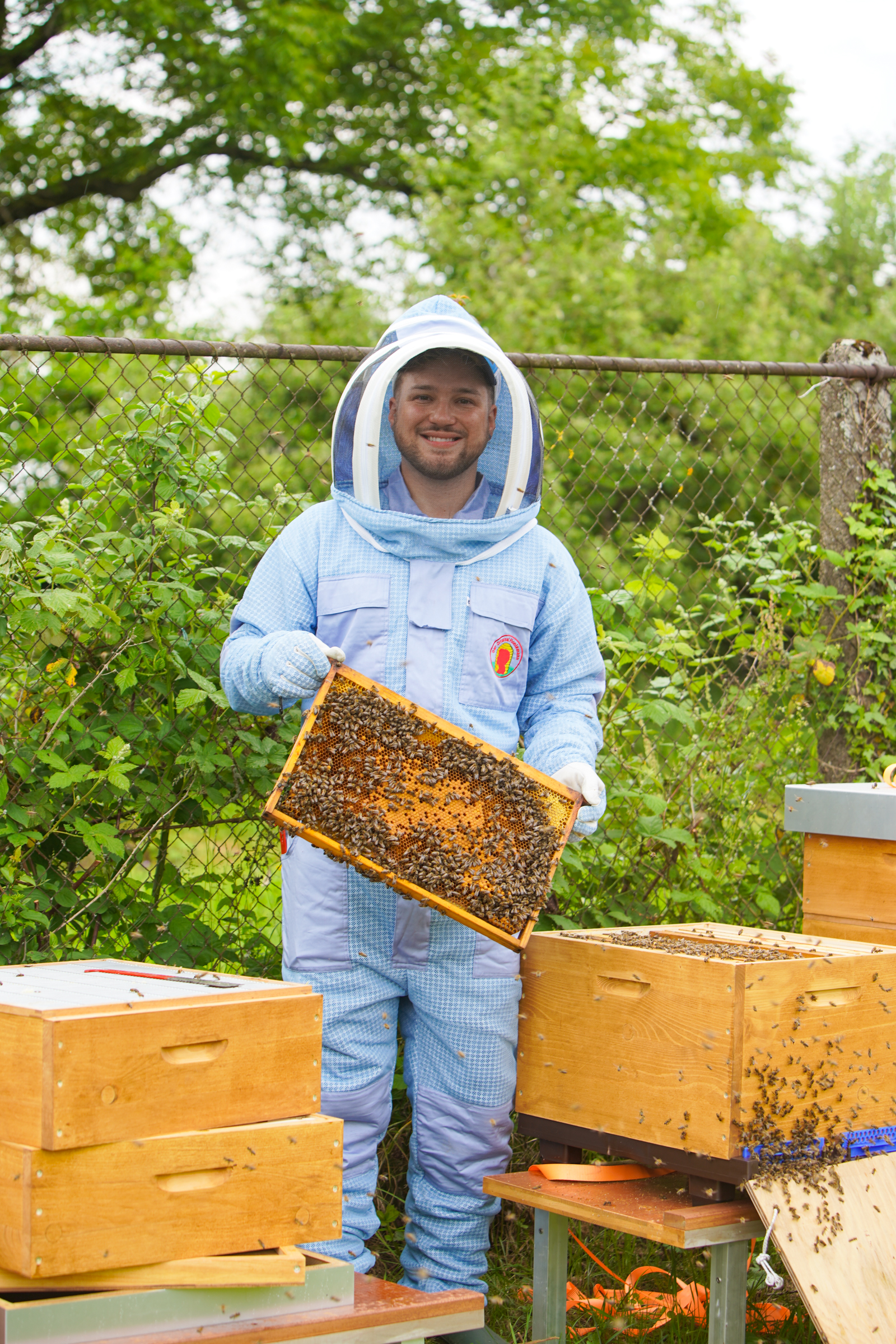 Michael ist Marketingfachmann & Naturfreund und seit seiner Kindheit an der Tierwelt fasziniert. Mit seiner neugierigen, empathischen und natürlichen Art bringt er als Biene Willy das Office zum Brummen und die Bienen zum Summen.